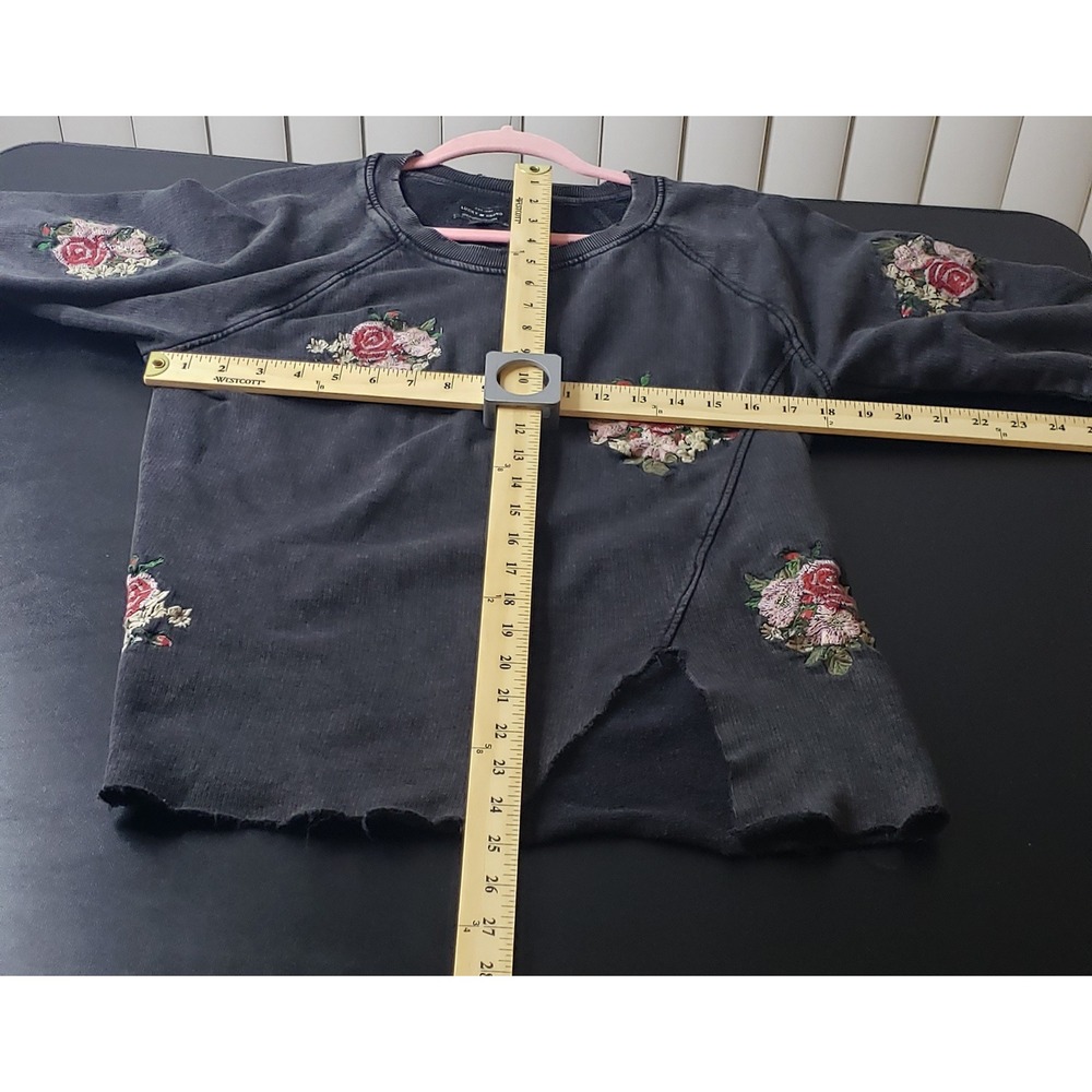 Lucky Brand‎ Charcoal Gray Embroidered Rose Sweatshirt L Casual Boho Grunge - Picture 8 of 10